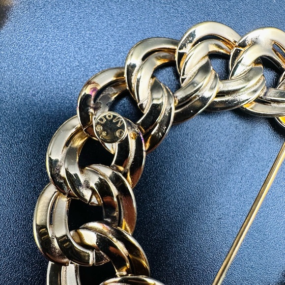 Vintage Signed Monet Gold Tone Bracelet Brooch And Necklace Set - Picture 8 of 12